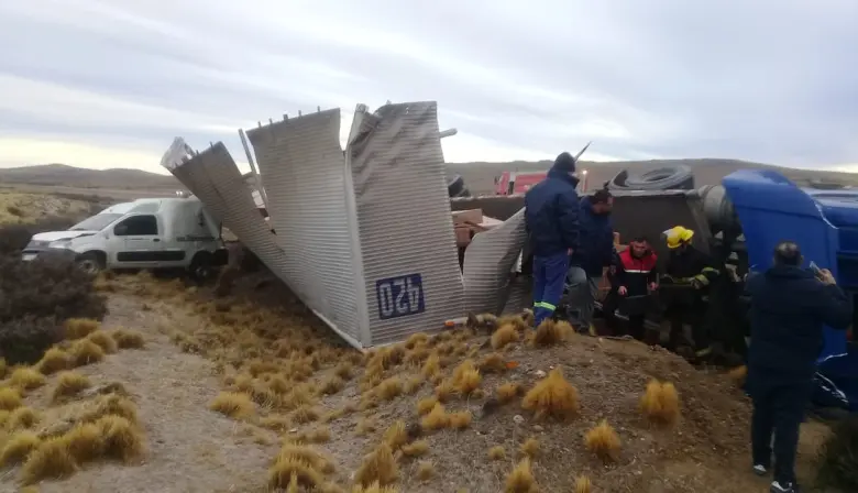 Un camión lleno de televisores volcó en la Ruta 3 por escarcha sobre el asfalto