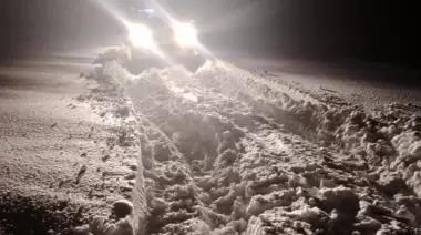 Rescatan vehículos varados por nevada en Ruta 40 entre Gregores y Tres Lagos
